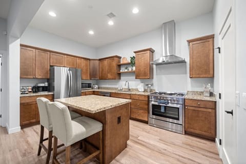 Gorgeous kitchen for all your culinary needs. Equipped with high-end stainless steel appliances and plenty of cabinet space.