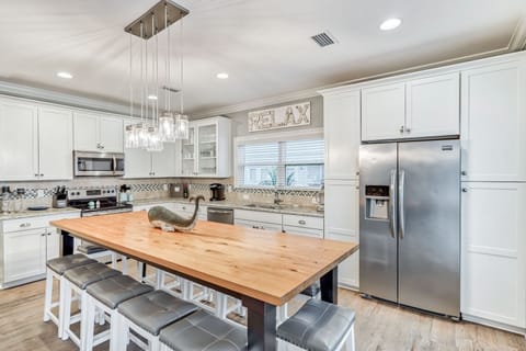 Kitchen & dining: Drip coffee maker, Keurig, Crockpot, air fryer, blender, cooking utensils, tableware, seating for 10