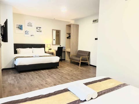 Suite Family | Desk, free WiFi, bed sheets