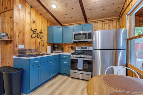 Sleek and functional – everything you need to whip up a delicious mealKitchenStainless refrigeratorstoveCoffee makerKitchenette Oven