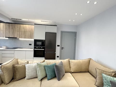 Comfort Apartment, Balcony, City View | Living area