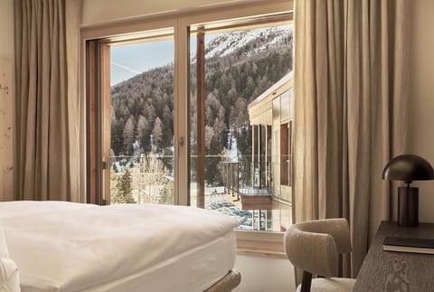 Premium Suite | Desk, laptop workspace, WiFi (free), bed sheets