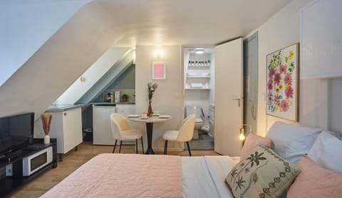 Apartment | Laptop workspace, iron/ironing board, bed sheets
