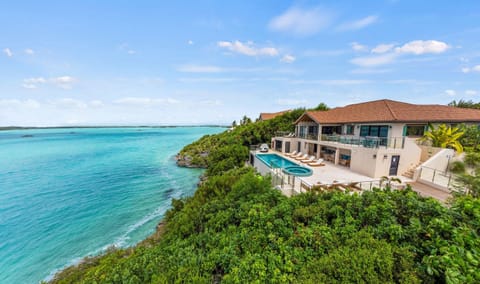 House | 8 bedrooms, desk