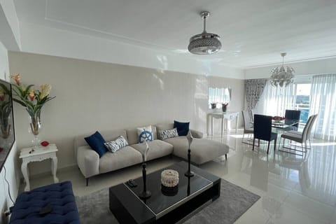 Living room + breakfast+ table in the center and some comfortable sofas, at the end you can see a balcony that offers good viewsThe living room is appreciated, on one side you can appreciate the kitchen area and the door that leads to the room