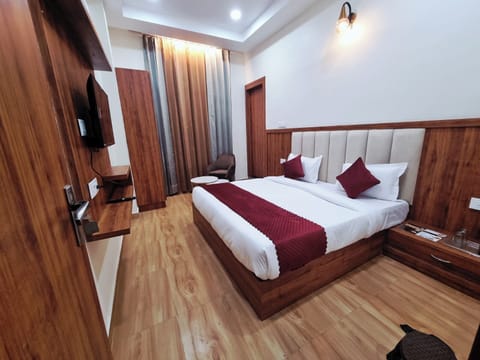 Super Deluxe Room | Desk, free WiFi