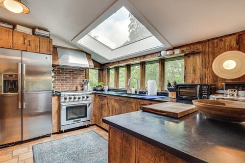 Bedford Vacation Rental | 2BR | 2B