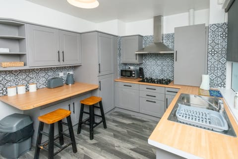 House, 3 Bedrooms | Private kitchen