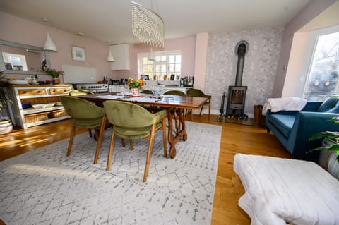 House, 4 Bedrooms | Dining room