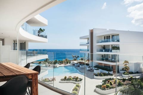 That balcony at ONE Mambo 33 looks amazing! With the stunning ocean view and the inviting pool below, it’s the perfect spot to relax and soak up the sun. What a great place to unwind!
