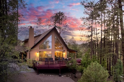 Fairytale cabin vibes? Check! Epic sunset views? Double check! Get ready to trade city lights for starlit nights and wake up to the gentle embrace of nature. This A-frame beauty is more than just a stay; it's an experience!
