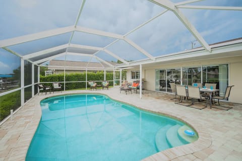 Enjoy your days in the saltwater electric heated pool
