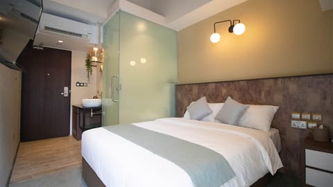 Queen Room with Balcony | WiFi (free)