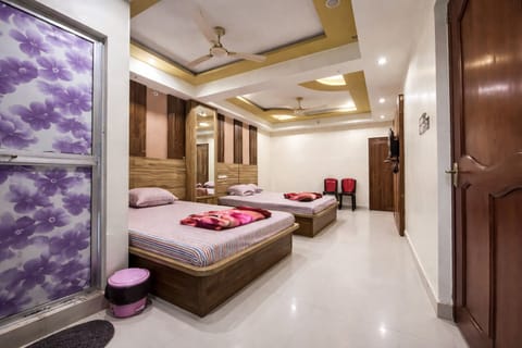 Hypo-allergenic bedding, in-room safe, desk, soundproofing