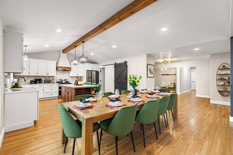 Centered around connection, this spacious dining room brings together loved ones in style, with warm tones and sophisticated touches enhancing every dining experience. 🥂