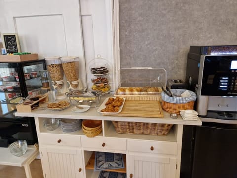 Daily buffet breakfast for a fee