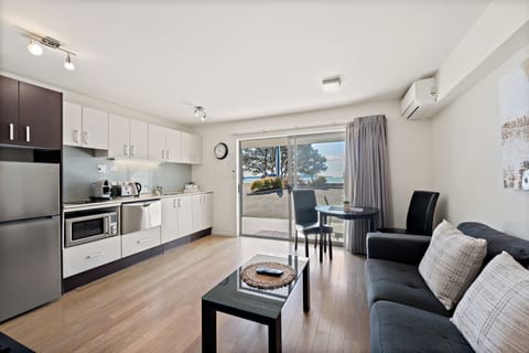 Apartment, 1 King Bed, Kitchen, Beach View | Living area