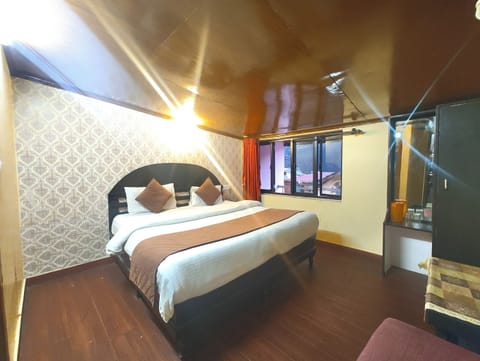 Deluxe Double Room | Hypo-allergenic bedding, in-room safe, desk, soundproofing