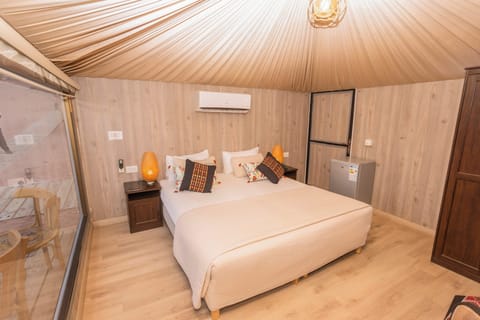 Deluxe Room, Mountain View | Blackout drapes, bed sheets