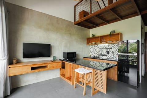 Deluxe Apartment, Garden View | Private kitchen | Fridge