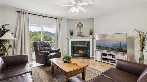 Whispering Pines Three Bedroom Walk-in level Vacation Rental Dow - Spacious Living Room with Gas Fireplace, Sleeper Sofa and SMART TV with Cable & WIFI throughout vacation rental