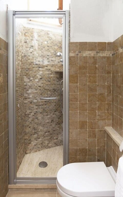 Double Room (TORREGRANDE) | Bathroom | Shower, free toiletries, bidet, towels