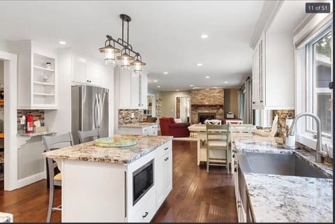 Kitchen Island - Lake View