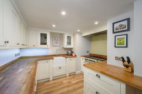 Apartment | Private kitchen | Fridge, oven, stovetop, electric kettle