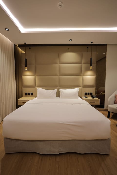 Basic Room | Egyptian cotton sheets, premium bedding, pillowtop beds, free WiFi
