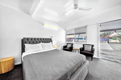 Soundproofing, free WiFi, bed sheets