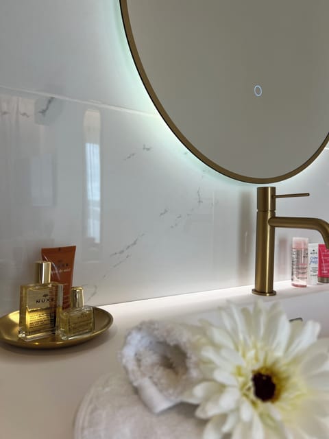 Deluxe Double Room, Valley View | Bathroom | Shower, rainfall showerhead, designer toiletries, hair dryer