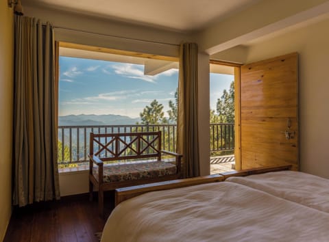 Deluxe Room | Desk, soundproofing, free WiFi