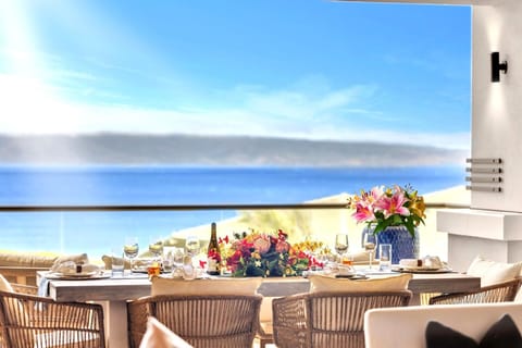 Feel the warmth of the Hawaiian sun as you gaze out onto the ocean. MON-6302