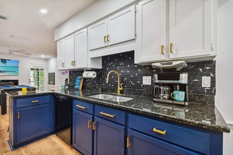 【 Kitchen】Fully stocked + equipped with Keurig and drip coffee maker