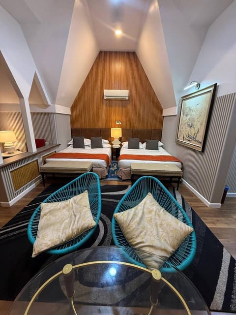Quadruple Room | Desk, bed sheets