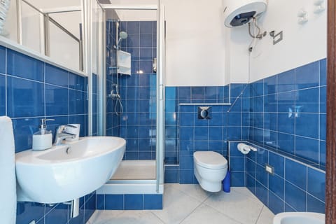 Classic Room, Balcony, City View | Bathroom