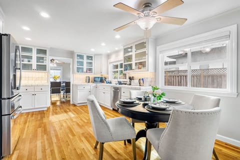 House | 6 bedrooms, desk