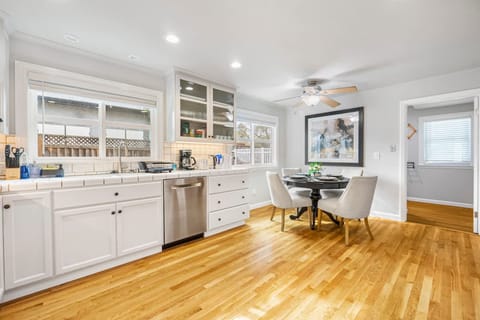 House | 6 bedrooms, desk