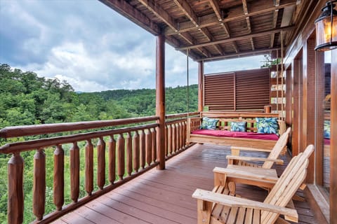 Natural light, comfy seating & stunning views 🌄