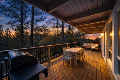 A true mountain escape, just minutes from trails, lake access, and local attractions.