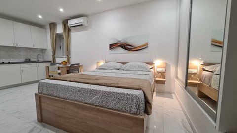 Studio | Iron/ironing board, cribs/infant beds, free WiFi, bed sheets