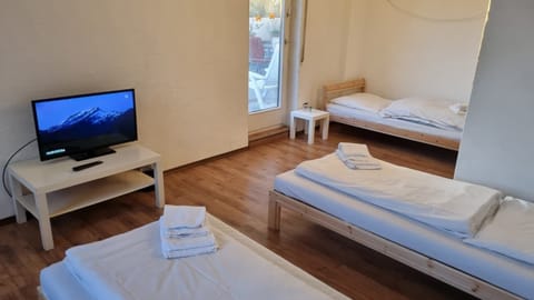 Economy Quadruple Room, Shared Bathroom (mit großem Balkon) | Hypo-allergenic bedding, desk, free WiFi