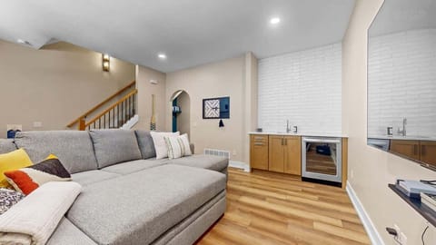 1st floor living room with wet bar