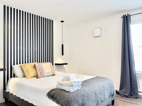 Lit élégant avec des accents muraux uniques et un éclairage chaleureux pour une retraite parfaite!