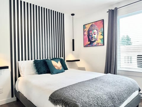 Des œuvres murales vibrantes et un décor épuré créent un espace accueillant propice à la détente !