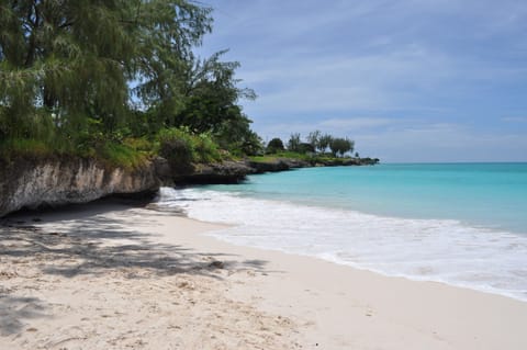 Beach nearby, white sand, windsurfing, beach bar