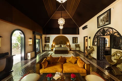Luxury Suite, Garden View | Hypo-allergenic bedding, memory foam beds, in-room safe, soundproofing