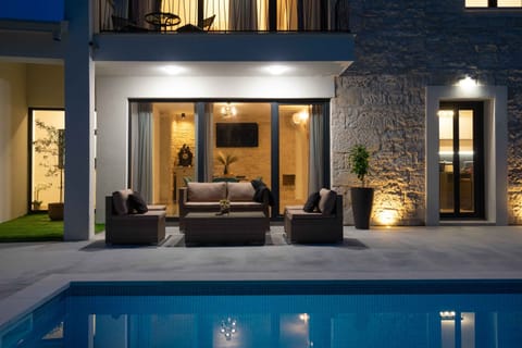 4 bedrooms, desk