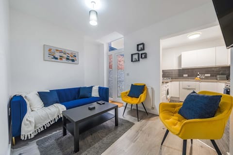 House, Smoking | 3 bedrooms, desk, soundproofing, Internet