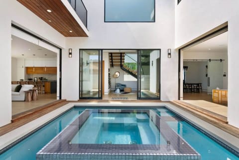 House | 4 bedrooms, desk
